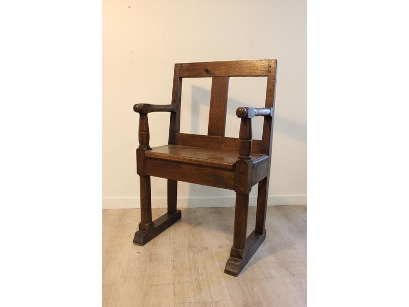 PETIT FAUTEUIL en chêne mouluré, style Haute-Epoque,...