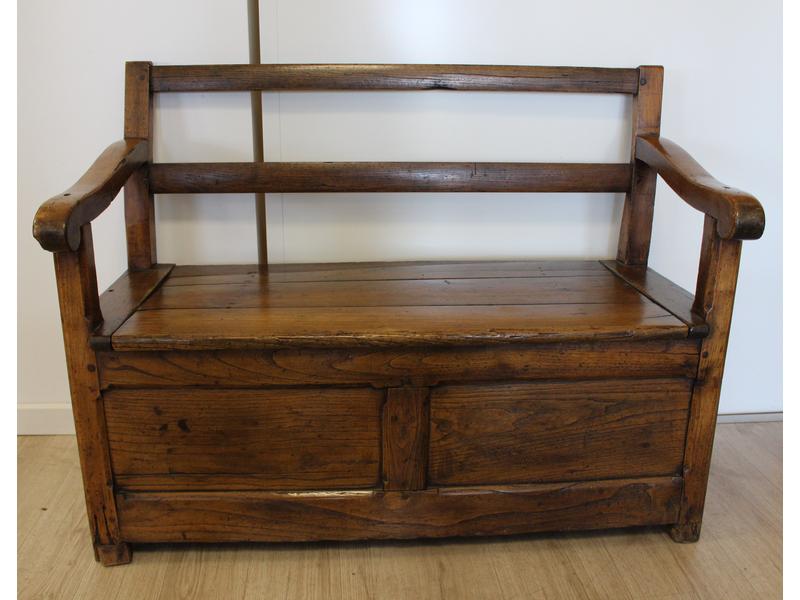 BANC COFFRE en chêne. XIXe siècle.