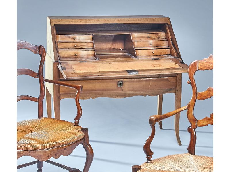 BUREAU DE PENTE en merisier ouvrant à un...