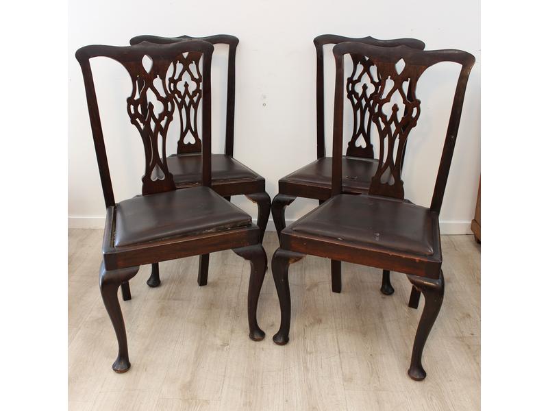 SUITE DE QUATRE CHAISES en bois teinté façon...