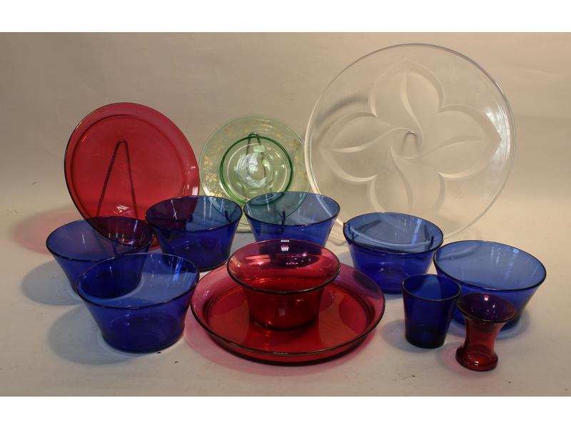 LOT comprenant UN PLATEAU CIRCULAIRE en verre...