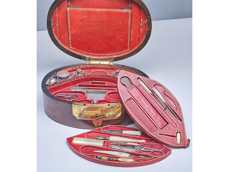 NECESSAIRE DE TOILETTE dans un coffret ovale...