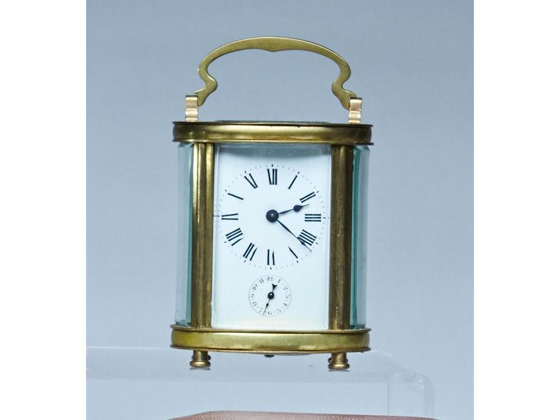 PETITE PENDULE D'OFFICIER ovale, cage en...