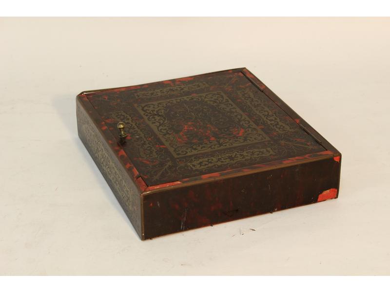 BOÎTE rectangulaire en marqueterie d'écaille...