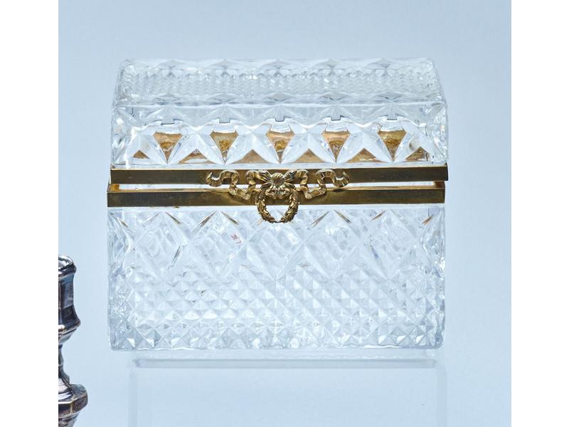 BOÎTE RECTANGULAIRE en cristal taillé cerclé...