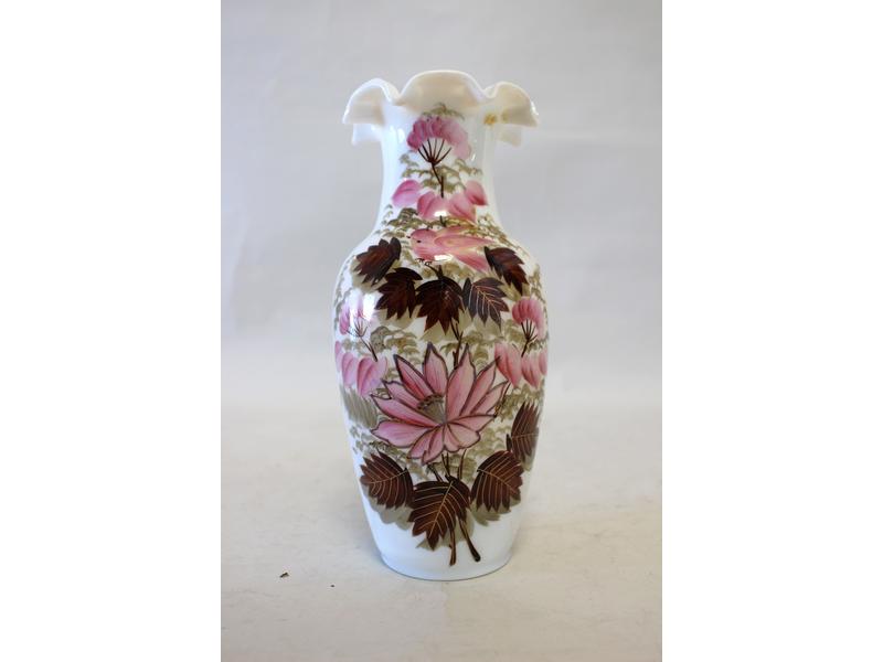 VASE en opaline blanche à col collerette...