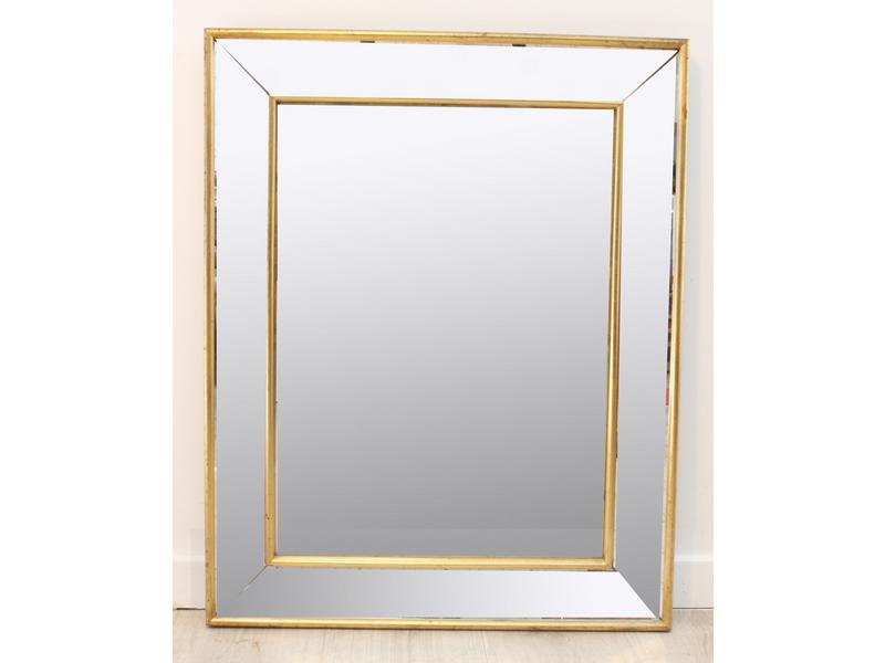 MIROIR rectangulaire dans un cadre doré à...