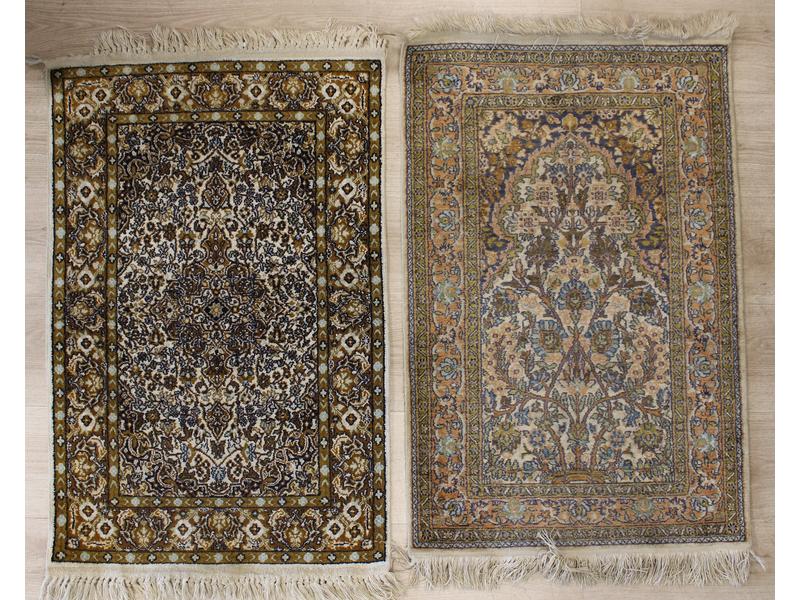 DEUX PETITS TAPIS en soie à décor floral...