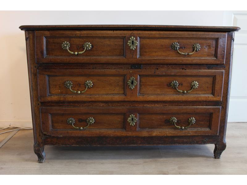 COMMODE rectangulaire en chêne mouluré ouvrant...