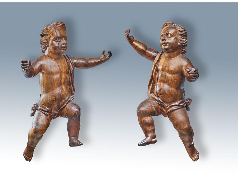 PAIRE DE PUTTI drapés en chêne ciré sculpé...