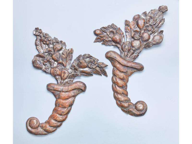 PAIRE DE CORNES D'ABONDANCE en bois sculpté...