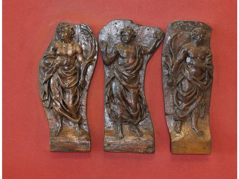 TROIS BAS-RELIEFS en noyer sculpté représentant...
