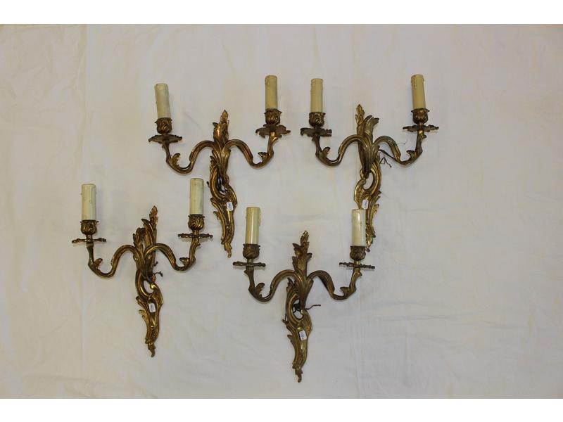 DEUX PAIRES D'APPLIQUES en bronze doré et...