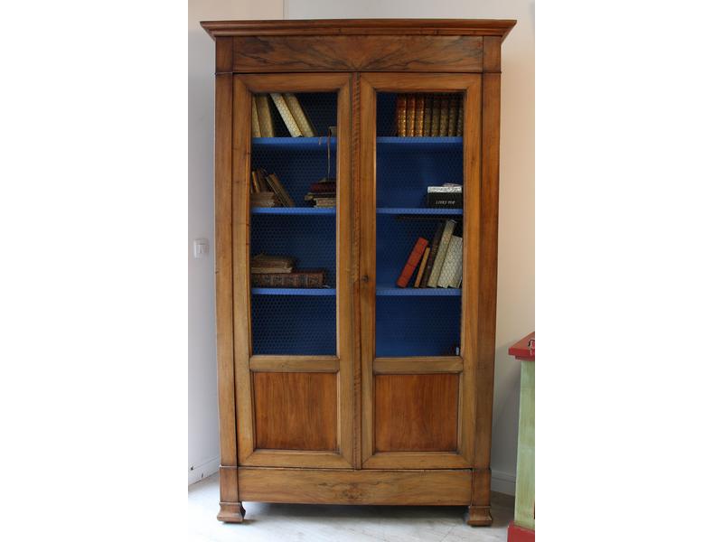 BIBLIOTHEQUE rectangulaire en noyer, ouvrant...