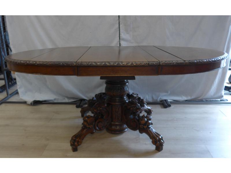 TABLE DE SALLE A MANGER ovale, en chêne sculpté,...