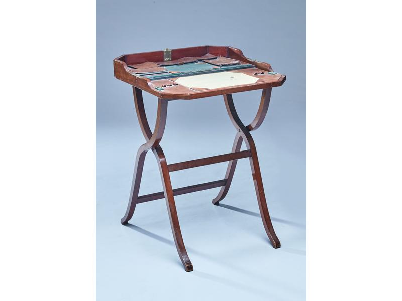 BUREAU DE VOYAGE en acajou et placage d'acajou,...