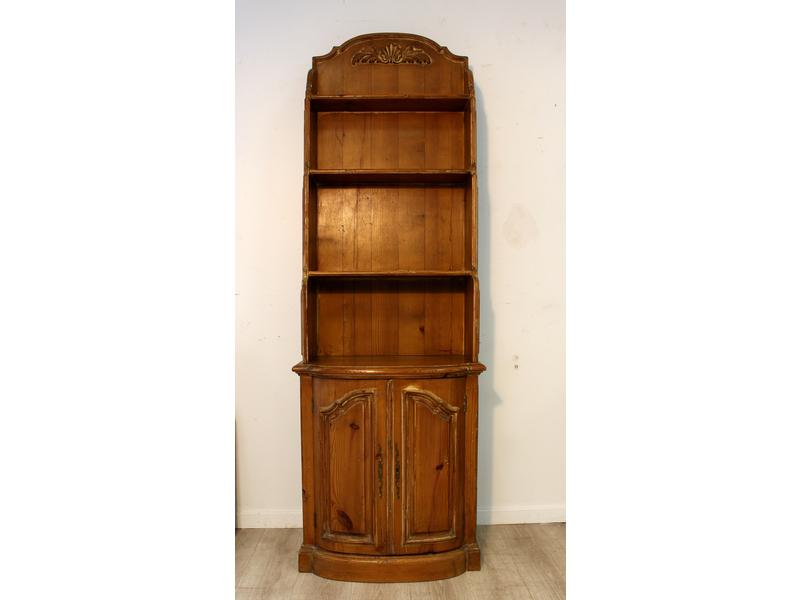 BUFFET-ETAGERE en pin mouluré, à trois étagères...