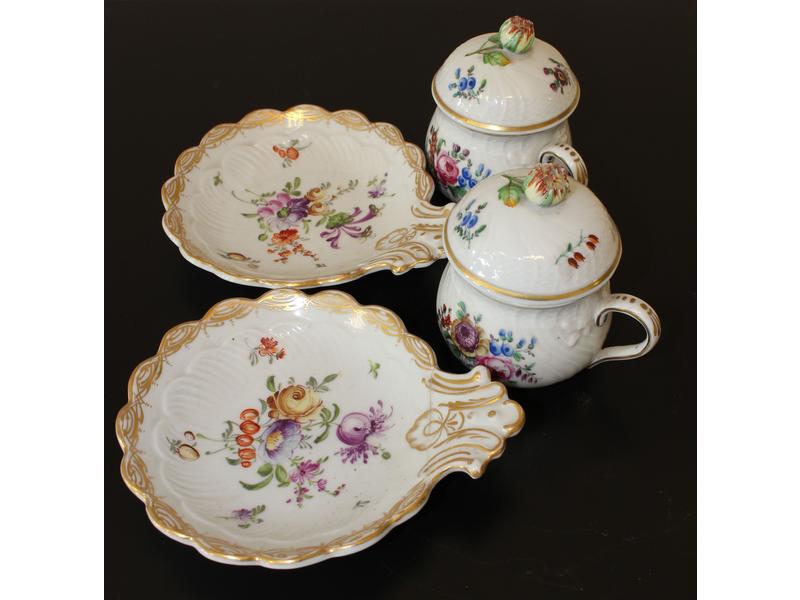 PAIRE DE TASSES COUVERTES ET PRESENTOIRS...