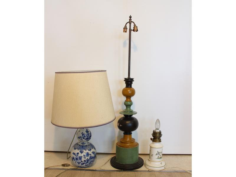 LOT DE TROIS LAMPES en porcelaine de Nevers...