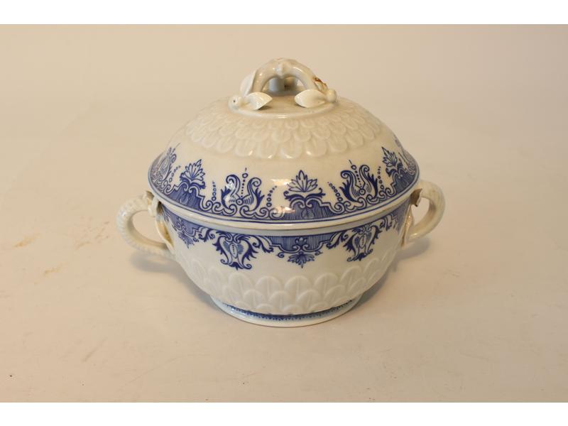BONBONNIERE en porcelaine à deux anses, à...