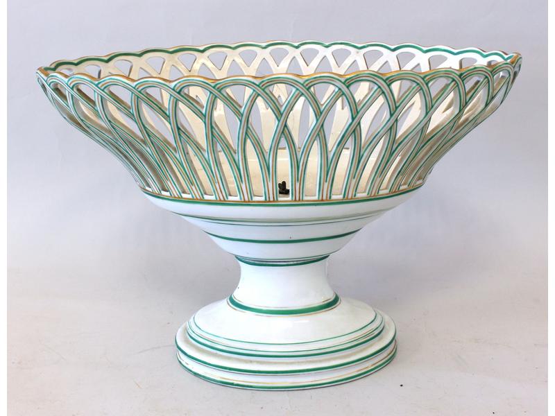 COUPE SUR PIEDOUCHE en porcelaine blanche...