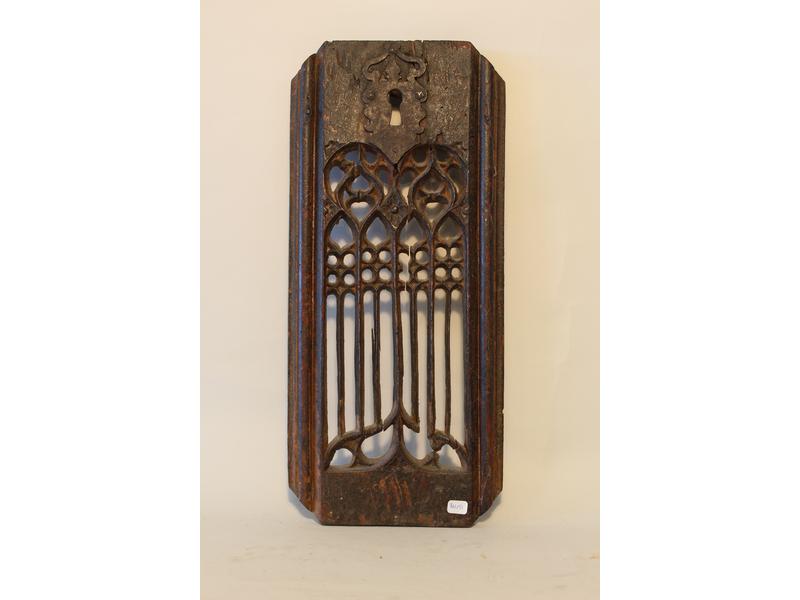 PORTE rectangulaire à décor sculpté de fenestrage...