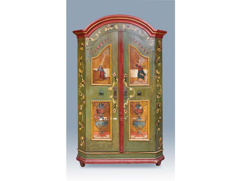 ARMOIRE en bois laqué ouvrant à deux portes...
