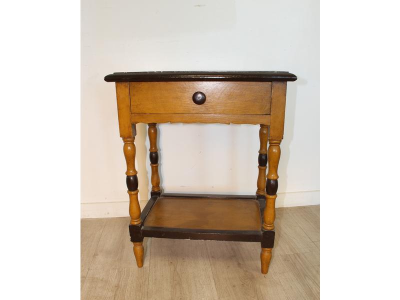 TABLE DE CHEVET rectangulaire en bois laqué...