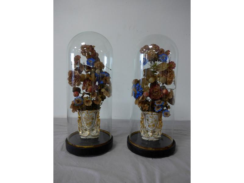 PAIRE DE VASES DE MARIEE SOUS GLOBE en porcelaine...
