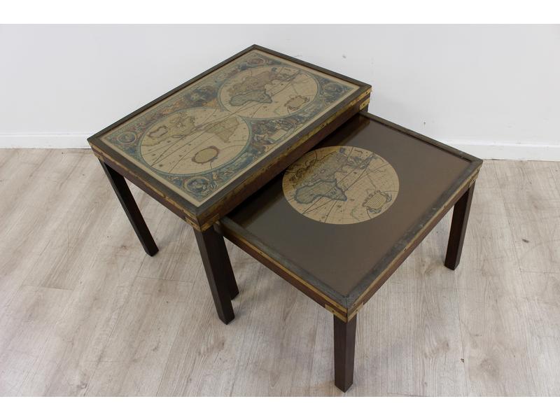 DEUX PETITES TABLES carrées en bois et métal,...