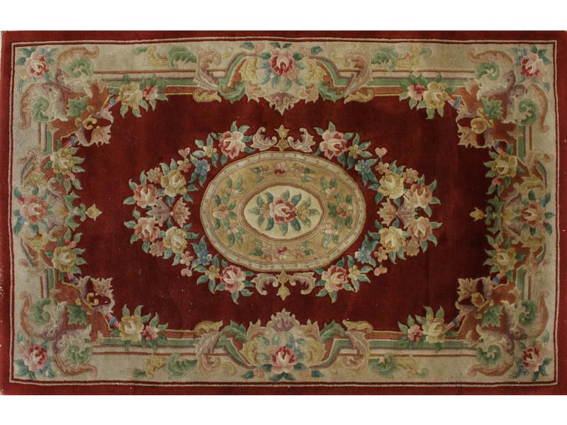 TAPIS en laine à décor polychrome de guirlandes...