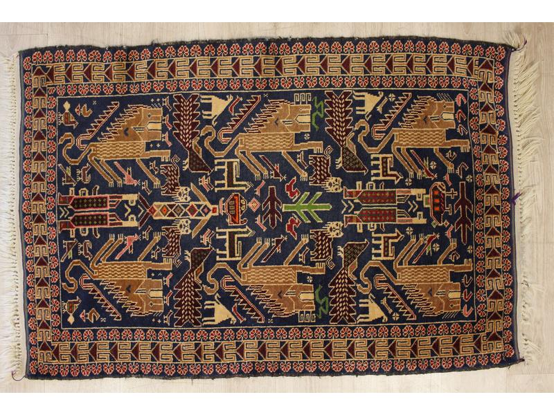PETIT TAPIS en laine polychrome à décor de...