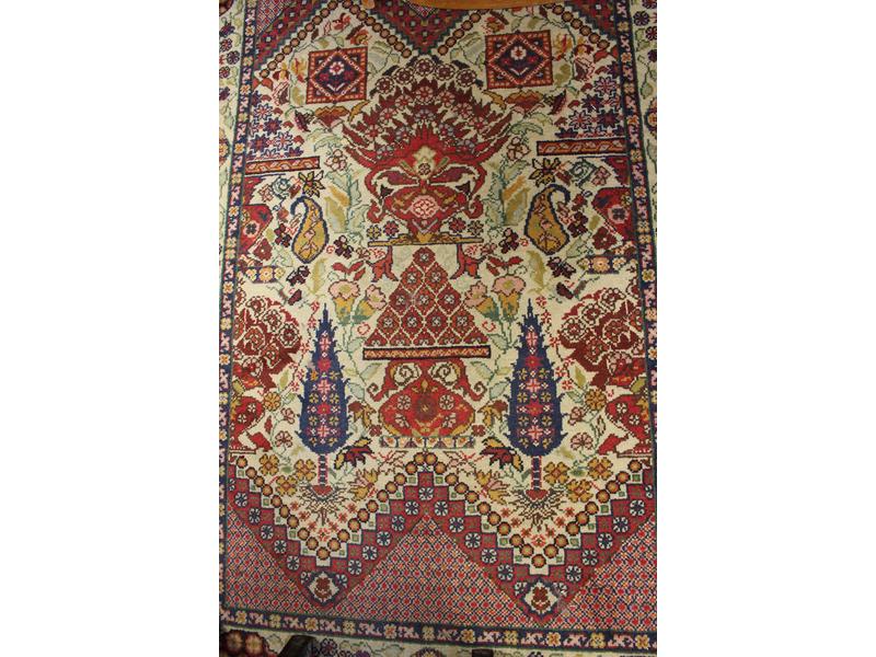 TAPIS en laine et soie à motifs de rinceaux...