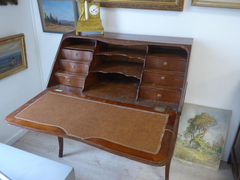 BUREAU DE PENTE en chêne ciré, ouvrant à...