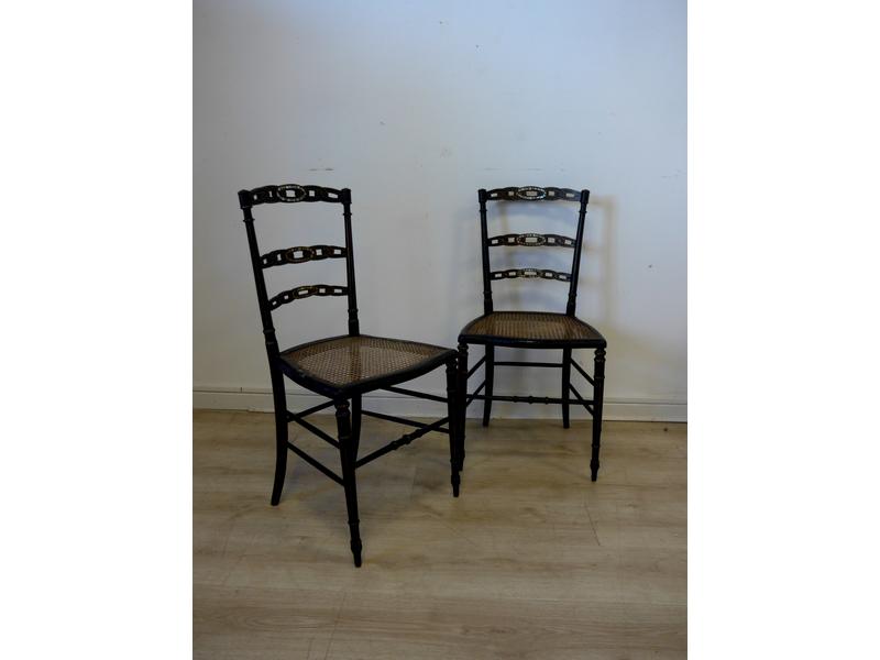 PAIRE DE CHAISES cannées en bois noirci à...