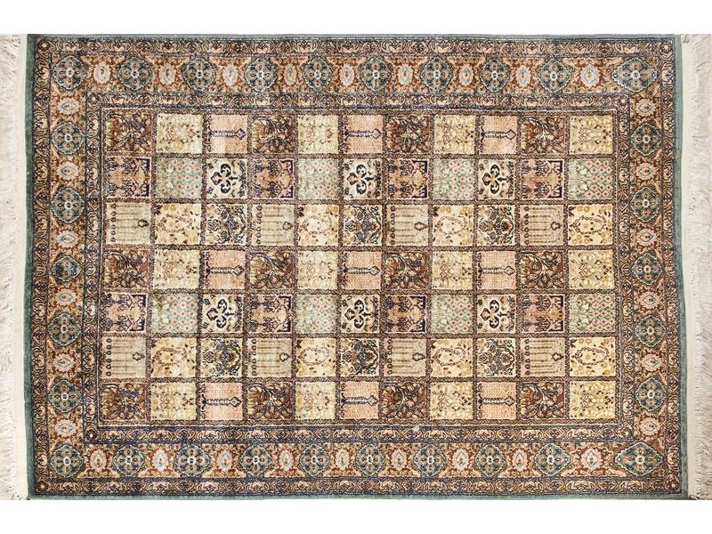 TAPIS rectangulaire en laine et soie à décor...