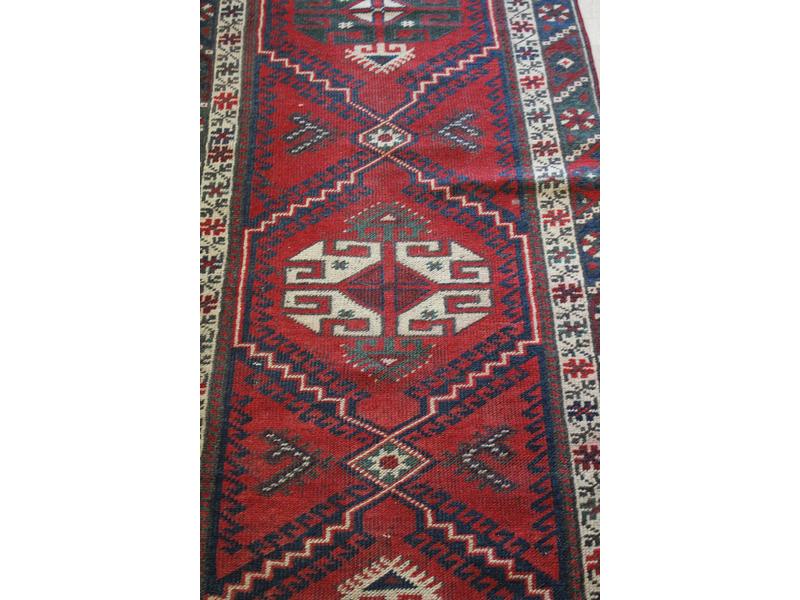 TAPIS GALERIE en laine polychrome à décor...