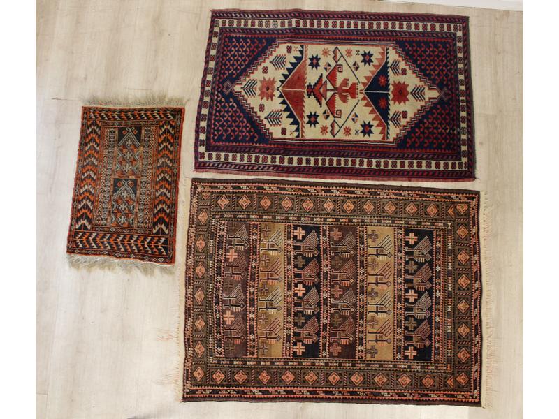 TROIS PETITS TAPIS en laine, un dans les...