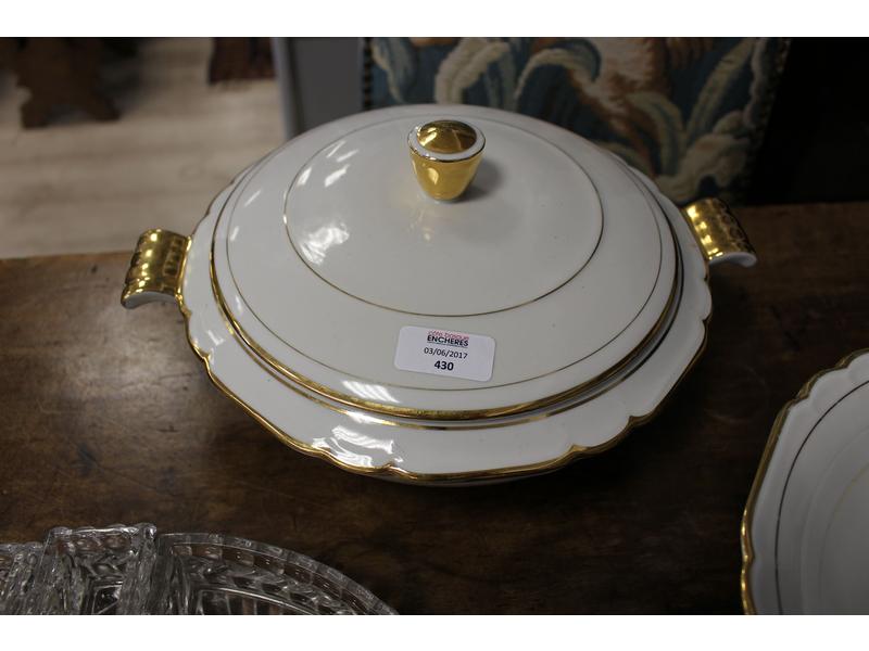 PARTIE DE SERVICE DE TABLE en porcelaine...