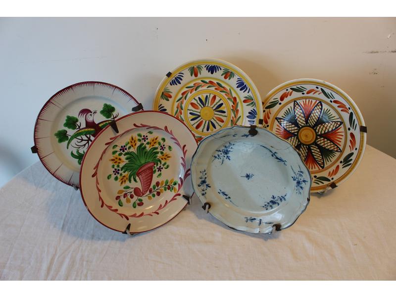 LOT DE CINQ ASSIETTES en faïence polychrome...