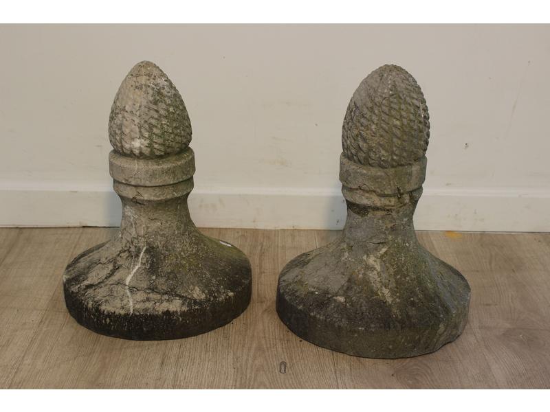 PAIRE DE POINTES décoratives de jardin en...