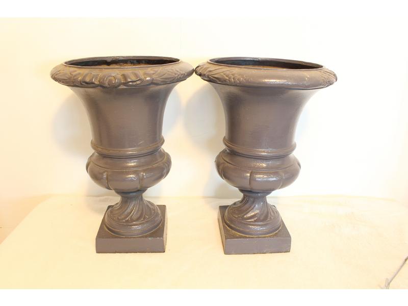 PAIRE DE VASES DE JARDIN style Medicis en...
