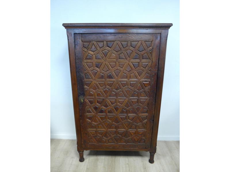 ARMOIRE en bois naturel ouvrant par une porte...