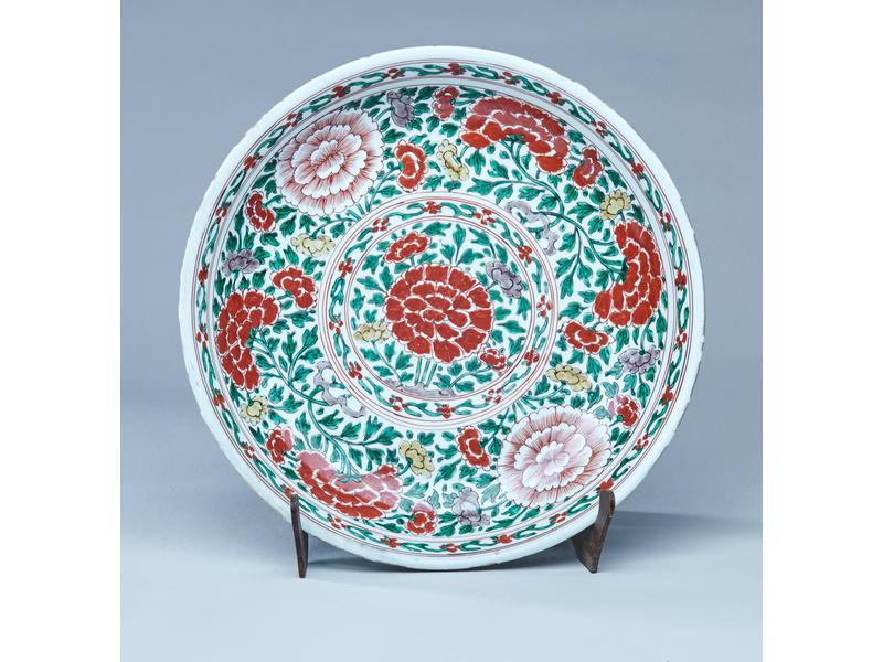 GRAND PLAT rond en porcelaine émaillée famille...