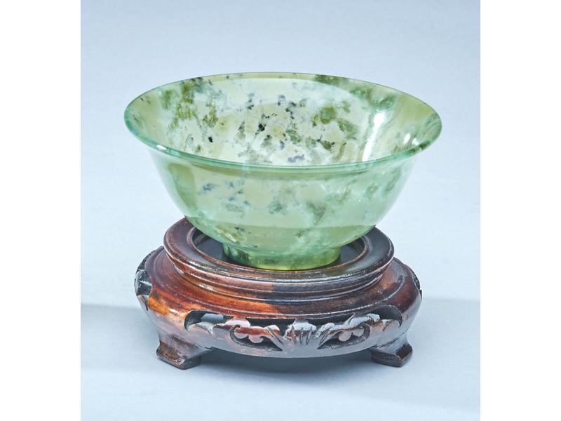 PETITE COUPE en jade épinard sur socle en...