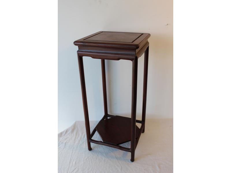 PETITE SELLETTE carrée en bois exotique.