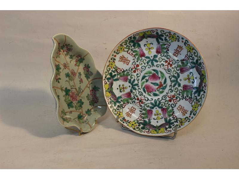 RAVIER en forme de feuille en  porcelaine...