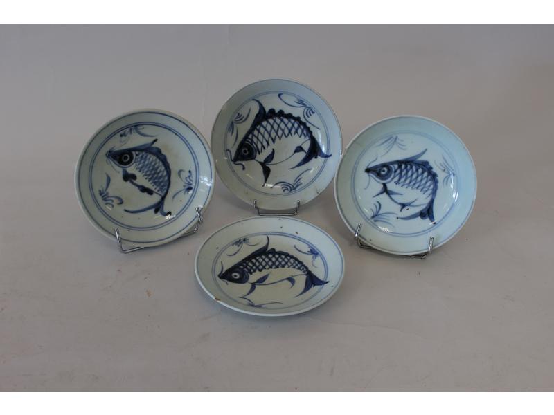 QUATRE SOUCOUPES en porcelaine à décor blanc-bleu...