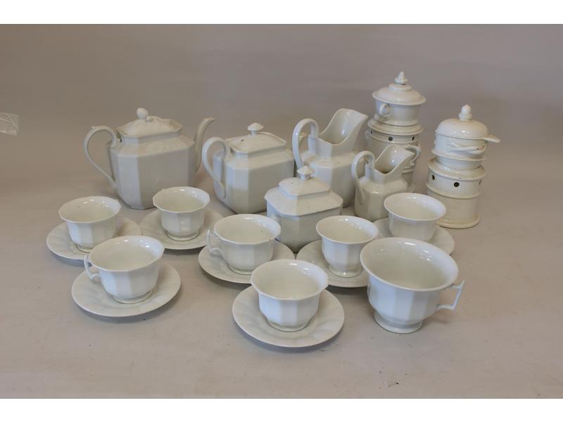 LOT DE PORCELAINE blanche à pans coupés ...