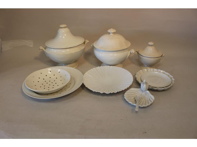 TROIS SOUPIERES rondes en porcelaine couvertes...